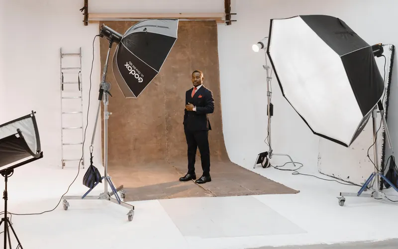 Kvinna poserar i en modern fotostudio med belysning och professionell utrustning – granska myter om pornografinspelningar